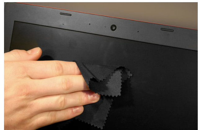 برای تمیز کردن صفحه نمایش لپ تاپ گرد و غبار: پارچه میکروفیبر